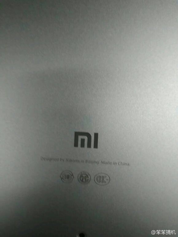 小米筆記本？看樣子面板是鋁模具
